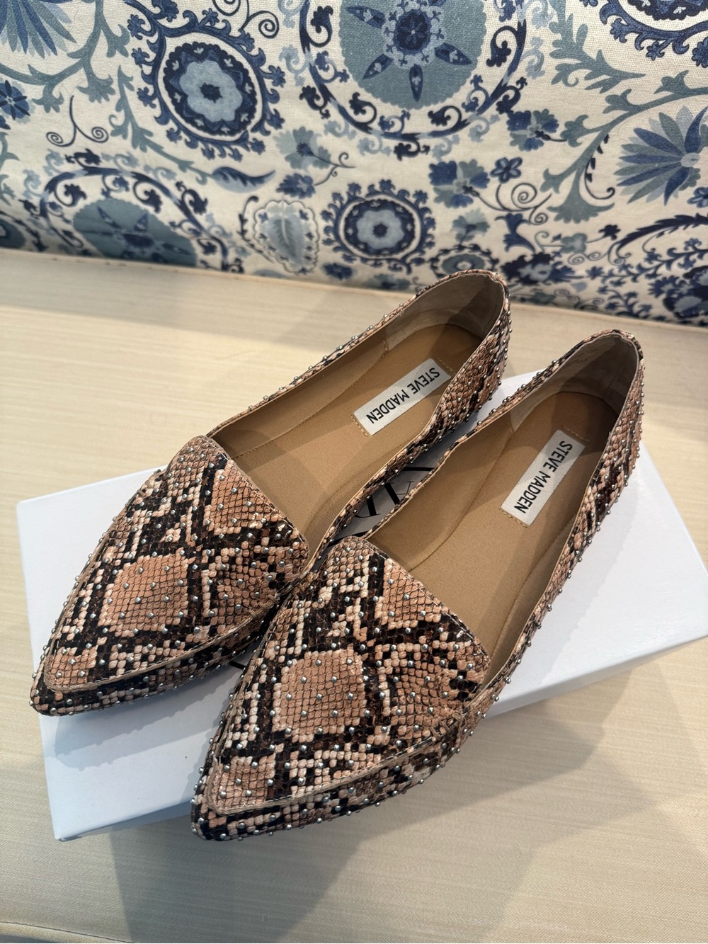 Steve Madden Feather-S Tan Snake Studded Pointed Toe Loafers Flats Size 9
